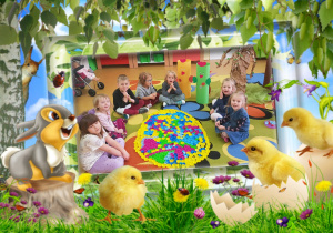 Dzieci siedzą wokół jajka z nakrętek.